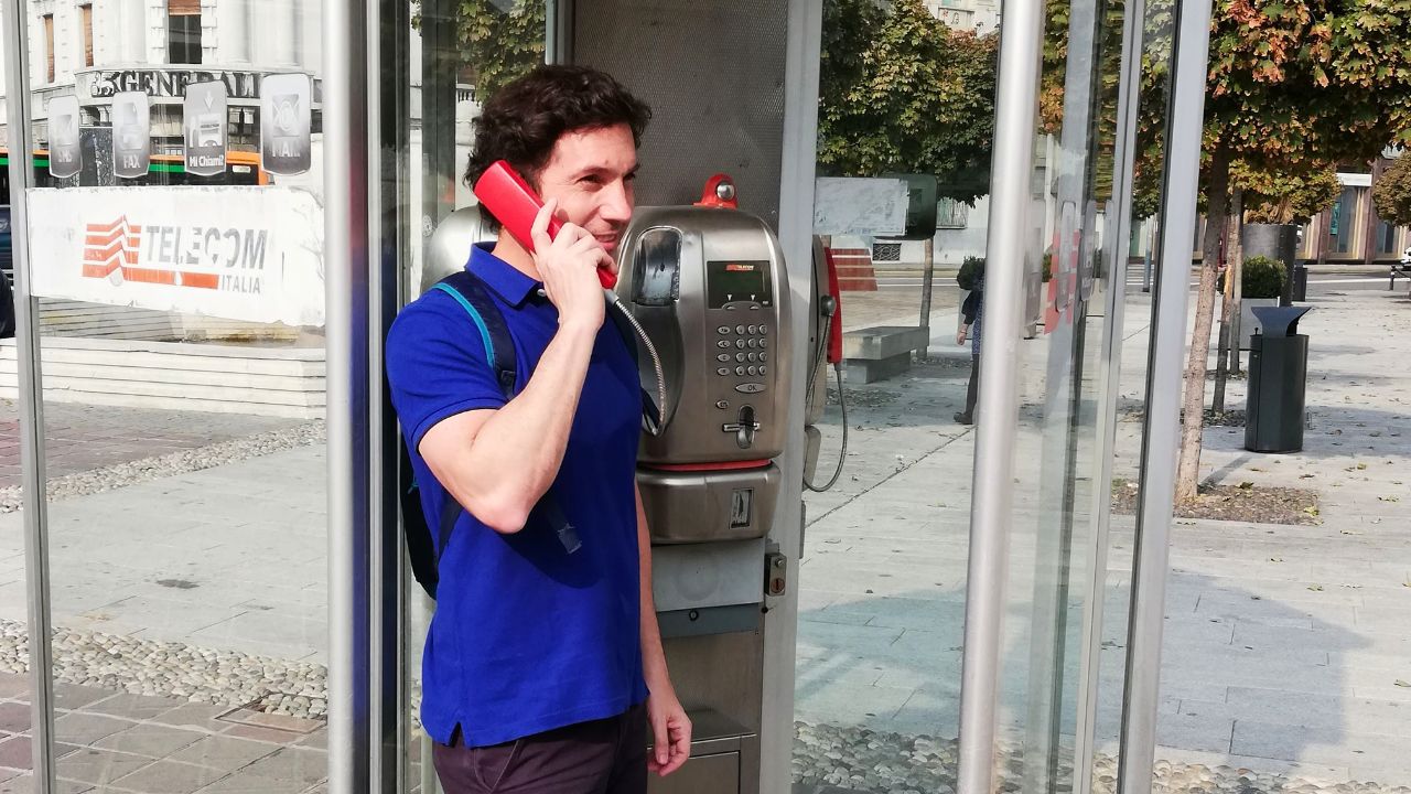 Bergamo, un teléfono rojo y la última llamada del siglo XX